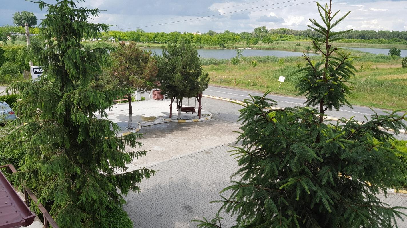 Vedere spre Lacul Amara din fața motelului
