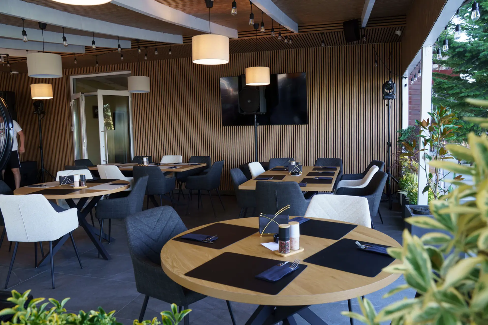 Terasa restaurantului Diamant din Amara